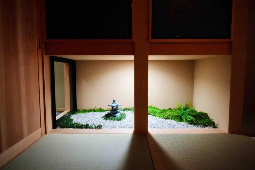 Villa 京都駅から300ｍ　京庭が見える信楽焼風呂　最大9人　枯山水庭園 Kyōto